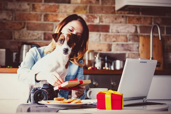 Junge Hündin mit Hund öffnet Geschenke — Stockfoto