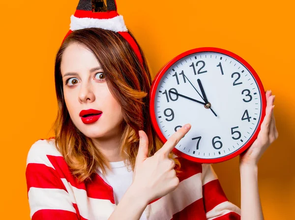 시계와 산타 클로스 모자에 있는 여자 — 스톡 사진