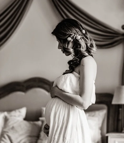 Unga gravid kvinna i vit klänning — Stockfoto