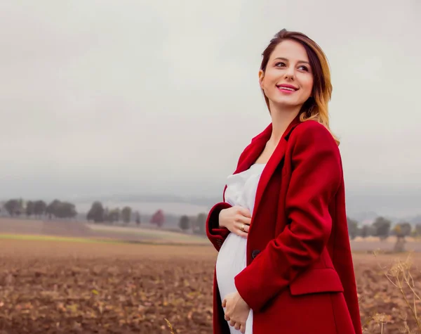 Donna incinta in campagna — Foto Stock