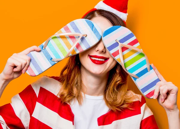 Donna in cappello Babbo Natale con infradito — Foto Stock