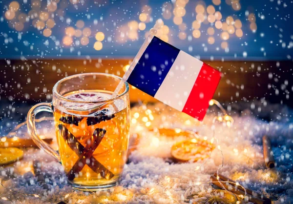 Coupe de thé et drapeau de France sur la neige et les lumières des fées — Photo