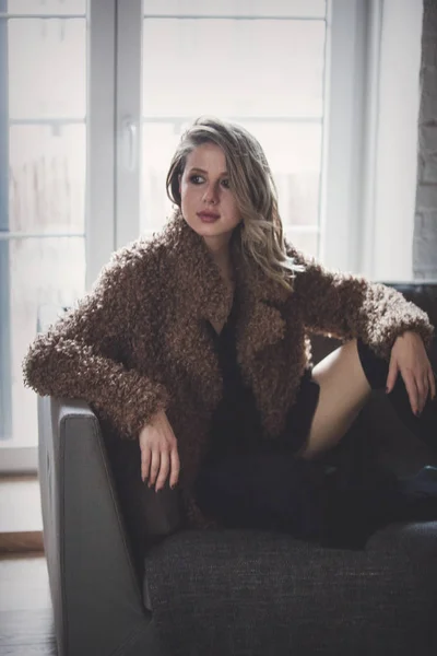 Lány smink kabát ülő földre otthon — Stock Fotó