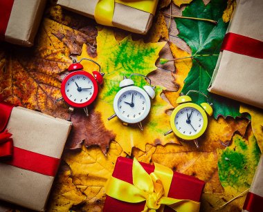 Vintage korku masa saati ve akçaağaç yaprakları ile tatil hediye