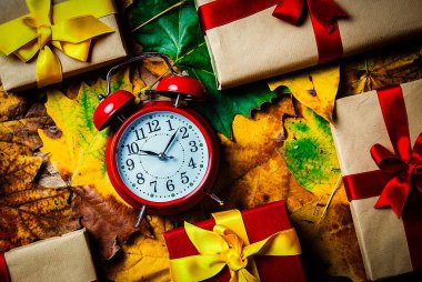 Vintage çalar saat ve akçaağaç yaprakları ile tatil hediye