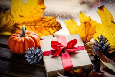 Hediye kutusu ve akçaağaç yaprakları yakınındaki penceresi