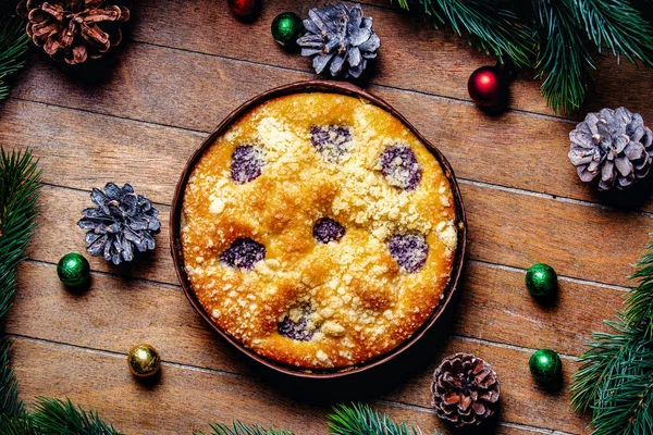 Pastel de Navidad y rama de pino —  Fotos de Stock