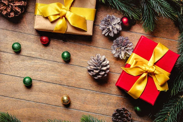 Caixas de presente de Natal e ramo de pinho — Fotografia de Stock