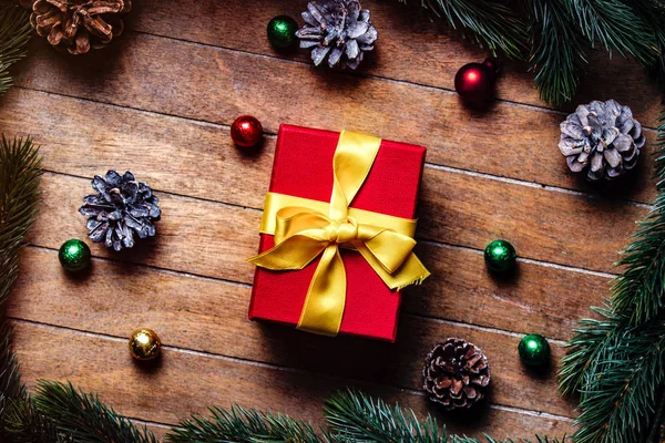 クリスマス ギフト ボックスと松の枝 — ストック写真