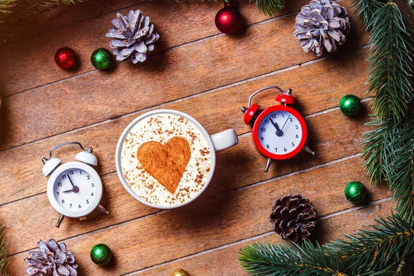 圣诞咖啡和小闹钟 — 图库照片