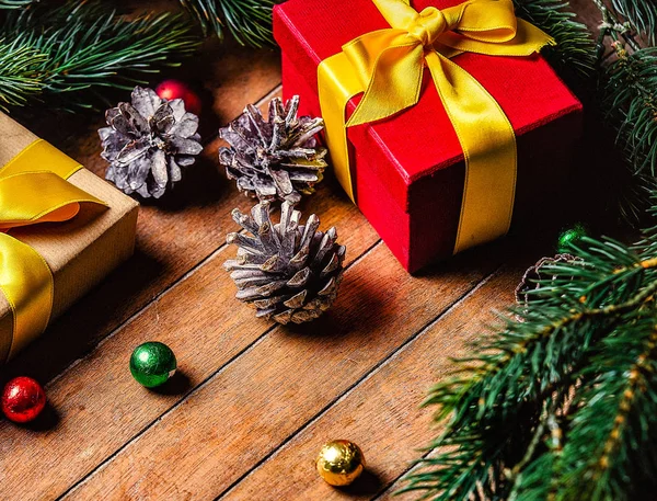 Κουτιά Δώρων Χριστουγέννων Και Κλαδί Πεύκου Ξύλινο Τραπέζι Hight Γωνία — Φωτογραφία Αρχείου