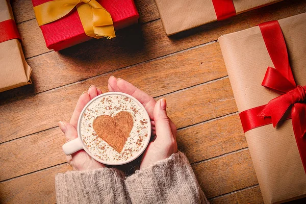 Taza de café con cajas de regalo de Navidad —  Fotos de Stock