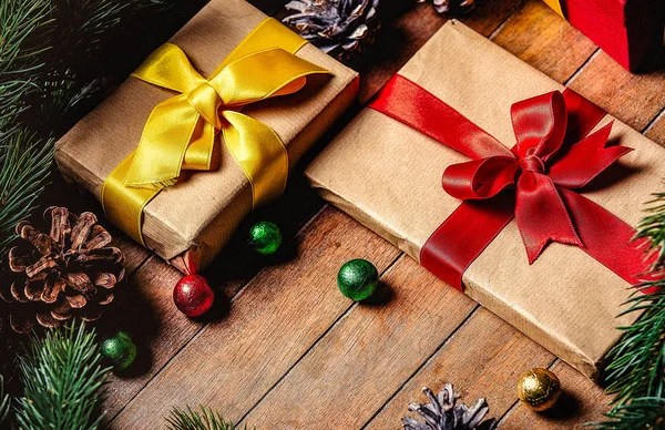 Weihnachtsgeschenkboxen und Tannenzweig — Stockfoto