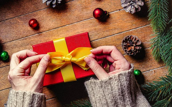 Vrouwelijke Handen Met Doos Van Gift Van Kerstmis Houten Tafel — Stockfoto