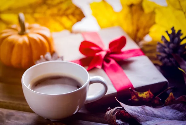 ギフト ボックスやカエデの葉 wih 一杯のコーヒー — ストック写真