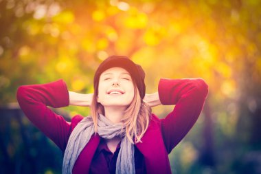 kadın kırmızı palto ve şapka var bir dinlenme Tortum parkta