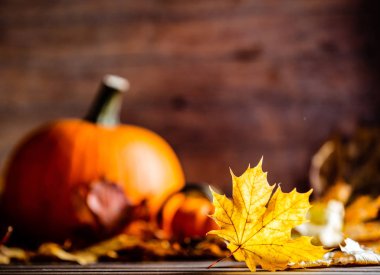 akçaağaç yaprakları ve kabaklar ahşap tablo