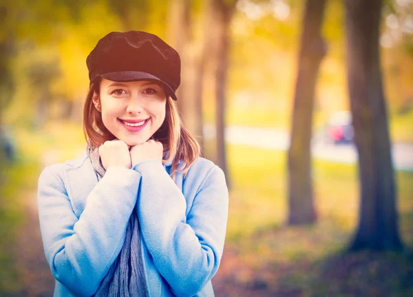 La donna in soprabito azzurro ha un riposo in parco di autunno — Foto Stock