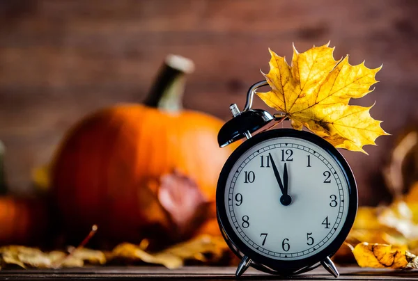호박과 빈티지 알람 시계와 메이플 나무 잎 — 스톡 사진