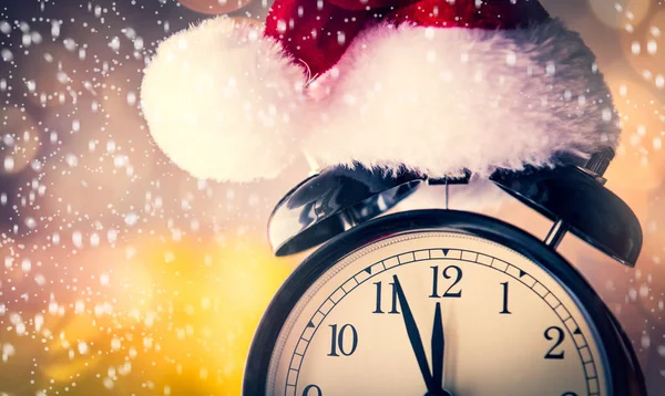 Relógio de alarme vintage em chapéu de Papai Noel com presente de Natal — Fotografia de Stock