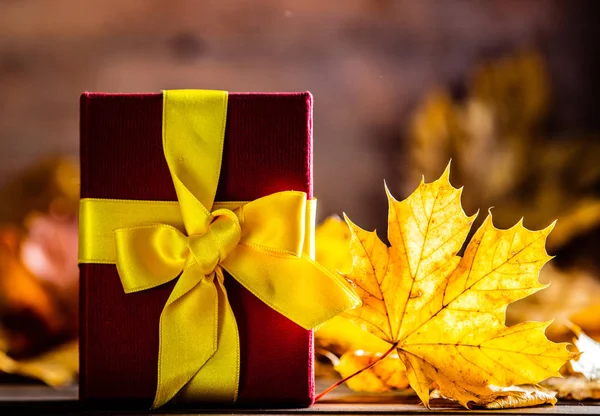 Caja Regalo Con Arco Hojas Arce Sobre Mesa Madera Imagen —  Fotos de Stock