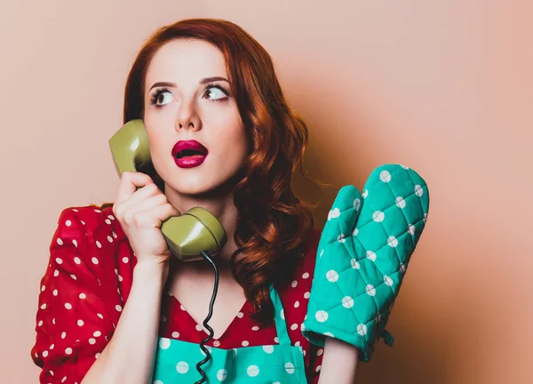 Ama de casa con hablando por teléfono y sosteniendo el auricular — Foto de Stock