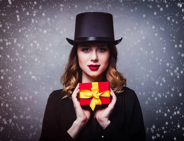 Redhead girl in top hat with gift box — Stock Photo, Image