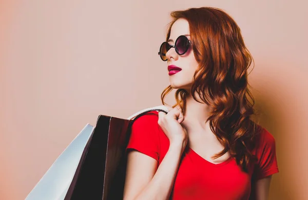 買い物袋と赤毛の女性 — ストック写真