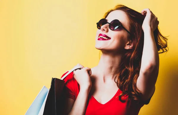 Redhead vrouw met shopping tassen — Stockfoto