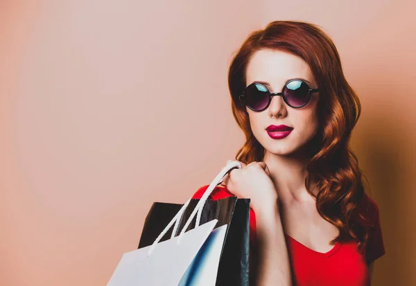 Rossa donna con shopping bags — Foto Stock