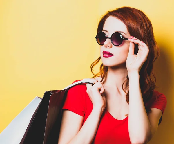 Rousse femme avec des sacs à provisions — Photo