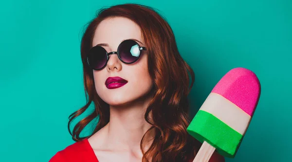 Retrato de mujer pelirroja con juguete de helado — Foto de Stock