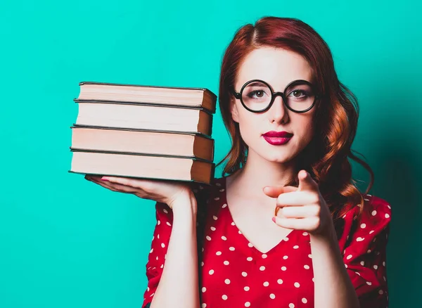 Portrait de rousse femme avec des livres — Photo