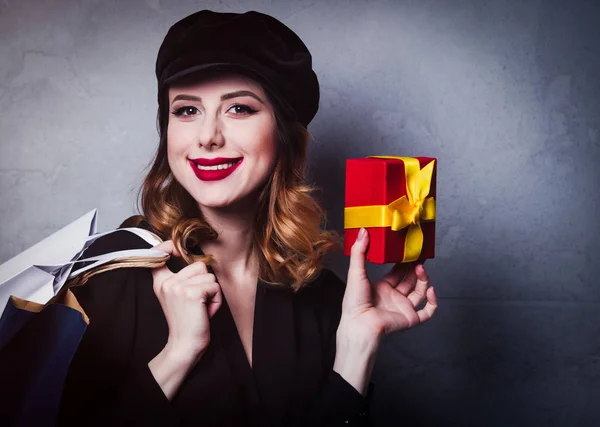 Estilo Menina Ruiva Chapéu Com Sacos Compras Caixa Presente Fundo — Fotografia de Stock