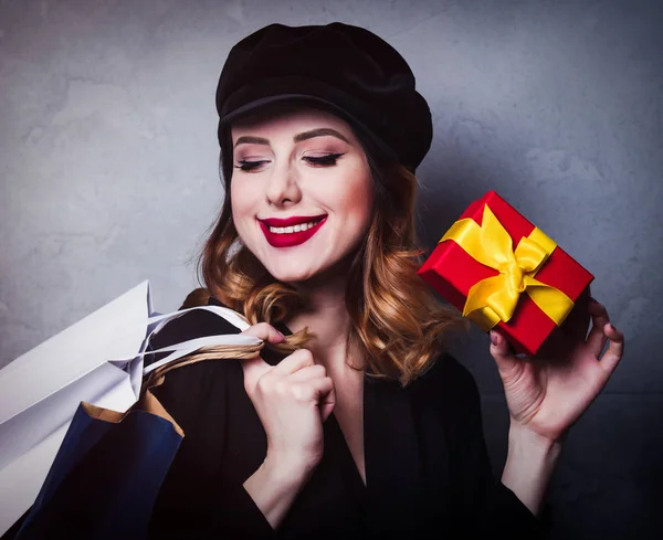 Stil Rothaarige Mädchen Hut Mit Einkaufstaschen Und Geschenkbox Auf Grauem — Stockfoto