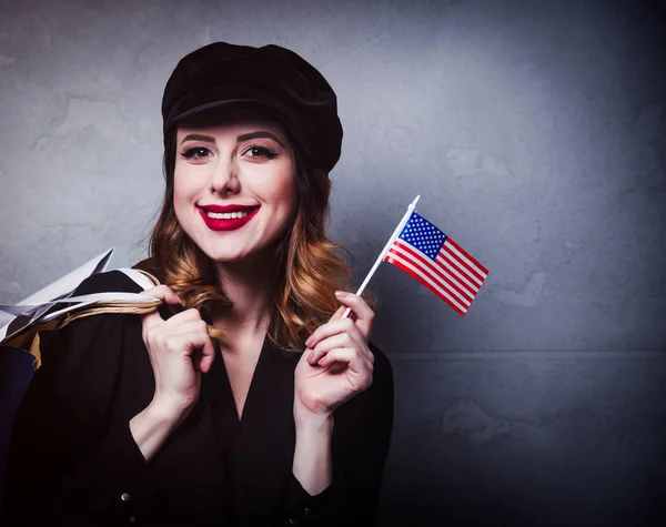 Tyyli Punapää Tyttö Hattu Ostoskassit Lippu Amerikan Yhdysvaltojen Harmaalla Taustalla — kuvapankkivalokuva