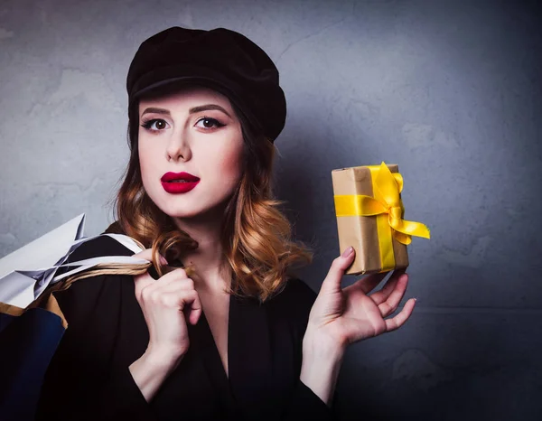 Estilo Menina Ruiva Chapéu Com Sacos Compras Caixa Presente Fundo — Fotografia de Stock