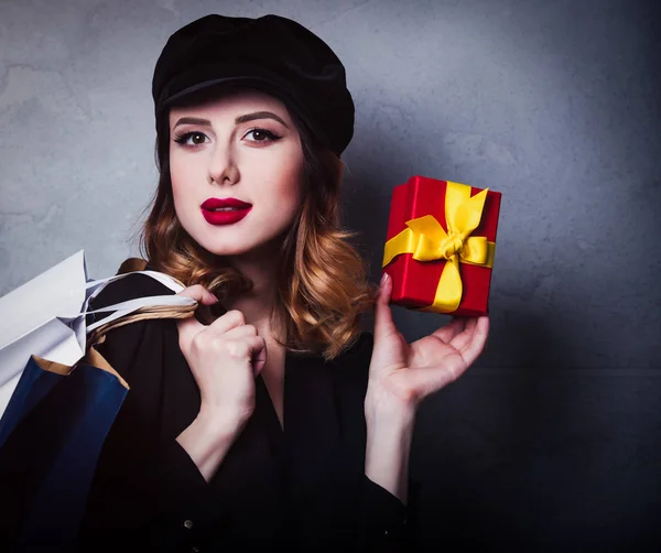 Στυλ Κορίτσι Κοκκινομάλλα Στο Καπέλο Σακούλες Και Δώρου Γκρίζο Φόντο — Φωτογραφία Αρχείου