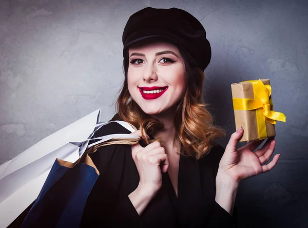 Estilo Menina Ruiva Chapéu Com Sacos Compras Caixa Presente Fundo — Fotografia de Stock