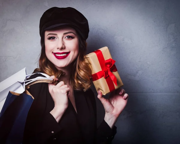 Stílus Vöröshajú Lány Kalap Bevásárló Táskák Ajándék Doboz Szürke Háttér — Stock Fotó