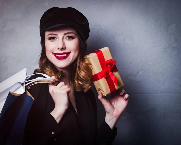 Stile Ragazza Rossa Cappello Con Borse Della Spesa Scatola Regalo — Foto Stock