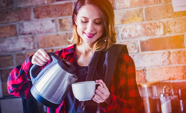 Retrato Mujer Joven Con Taza Café Pie Cocina Camisa Roja —  Fotos de Stock