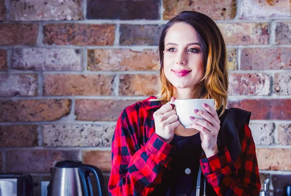 Retrato Mujer Joven Con Taza Café Pie Cocina Camisa Roja — Foto de Stock