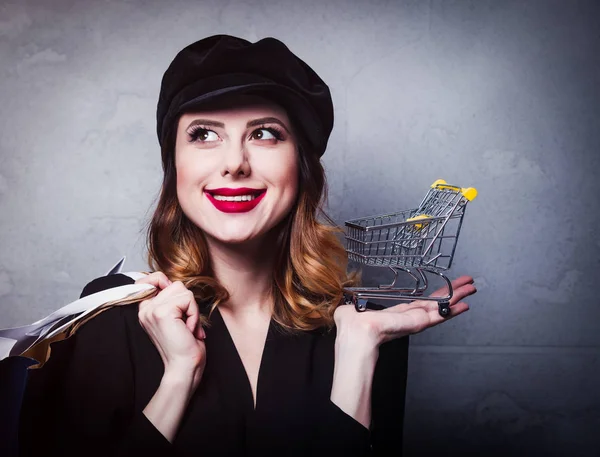 Stil Rothaarige Mädchen Mit Hut Mit Einkaufstaschen Und Einkaufswagen Auf — Stockfoto