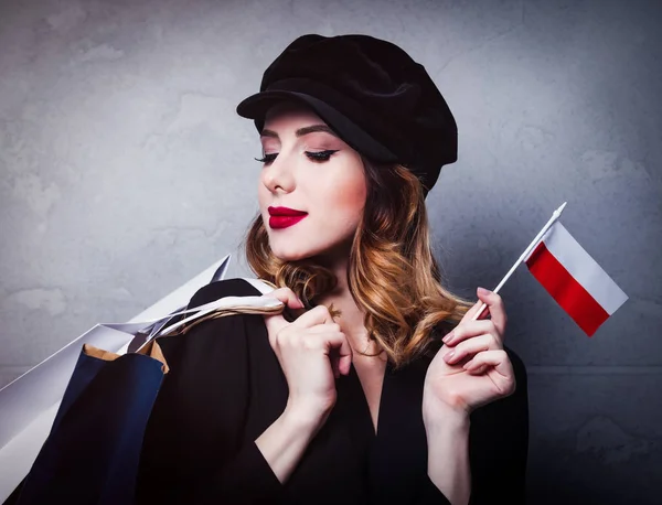 Стильная Рыжая Девушка Шляпе Пакетами Флагом Польши Сером Фоне — стоковое фото