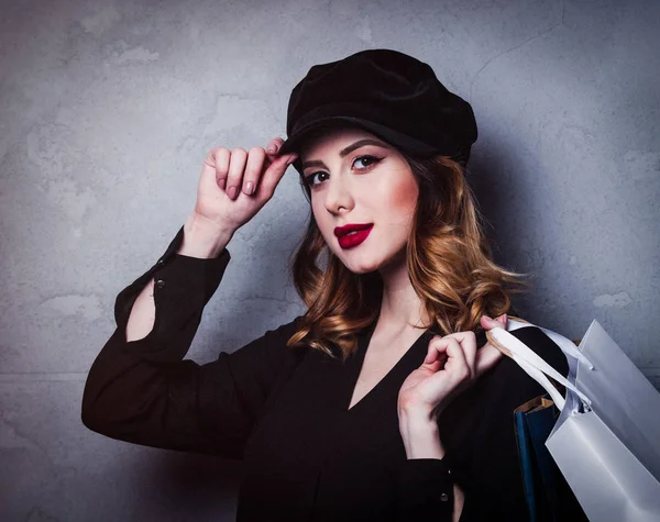 Stil Rothaarige Mädchen Hut Mit Einkaufstaschen Auf Grauem Hintergrund — Stockfoto