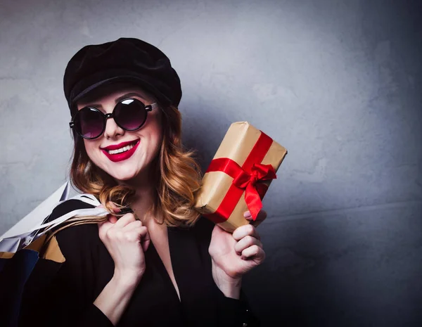 Στυλ Κορίτσι Κοκκινομάλλα Στο Καπέλο Σακούλες Και Δώρου Γκρίζο Φόντο — Φωτογραφία Αρχείου