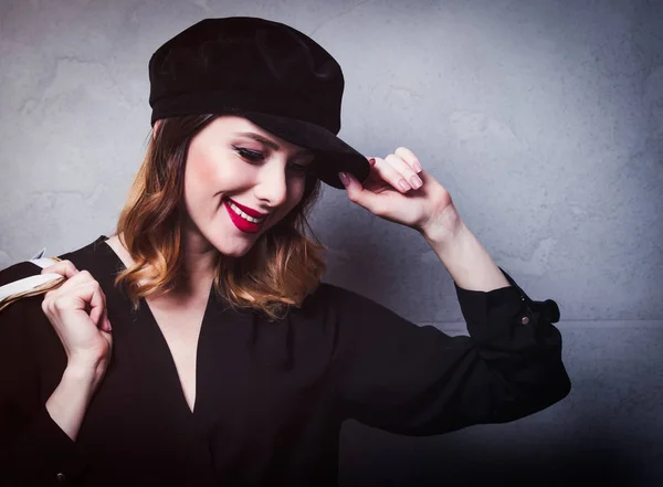 Στυλ Κορίτσι Κοκκινομάλλα Στο Καπέλο Τσάντες Αγορών Γκρίζο Φόντο — Φωτογραφία Αρχείου