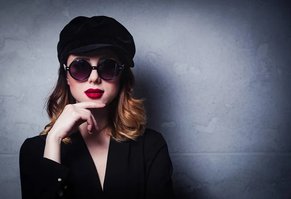 Stile Rossa Ragazza Cappello Nero Vestiti Occhiali Sole Sfondo Grigio — Foto Stock