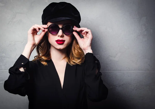 Stile Rossa Ragazza Cappello Nero Vestiti Occhiali Sole Sfondo Grigio — Foto Stock